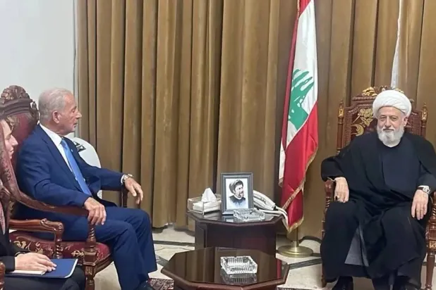 نائب رئيس المجلس الإسلامي الشيعي الأعلى الشيخ علي الخطيب يستقبل السفير الأميركي في بيروت ميشال عيسى (المركزية)
