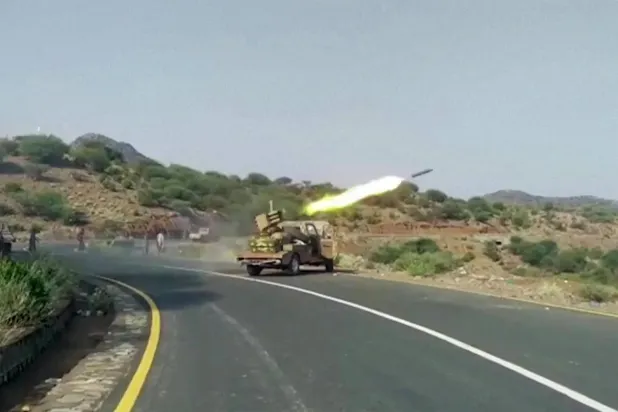 Yemen meşru hükümetine bağlı güçlerin, dün Taiz kentinin batısındaki el-Kedha cephesinde Husilere ait güçlere füze fırlattığı anları gösteren video kaydı. (AFP)