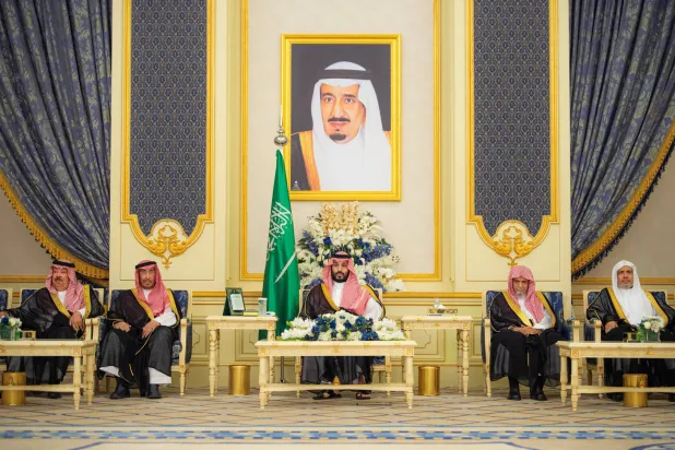 ولي العهد السعودي يستقبل الأمراء والعلماء وجمعاً من المواطنين
