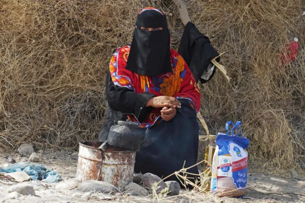 يمنية فقدت المأوى بعد هروبها من جحيم القتال الذي أشعله الحوثيون (أ.ف.ب)