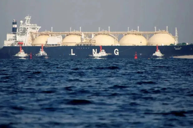 عبرت ناقلة محملة بوقود من قطر مضيق هرمز متجهة لباكستان ومن المقرر أن تتبعها ناقلة أخرى (رويترز)