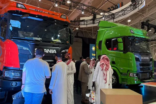 زوار في جناح «المقاولات العامة» بالمعرض السعودي للمستودعات والخدمات اللوجستية (الشرق الأوسط)