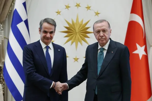 الرئيس التركي رجب طيب إردوغان مستقبلاً رئيس الوزراء اليوناني كيرياكوس ميتسوتاكيس في أنقرة في 11 فبراير الماضي (الرئاسة التركية)