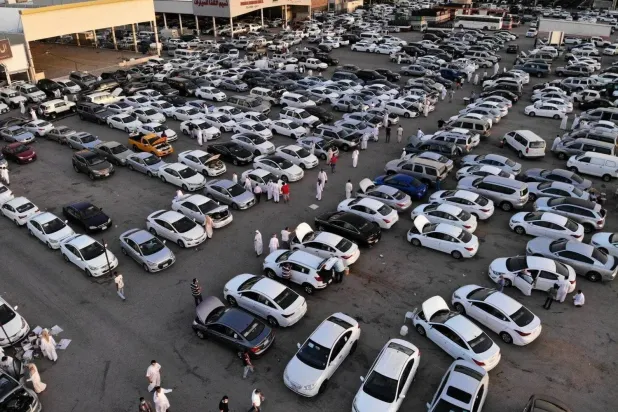 مجموعة مركبات في أحد معارض السيارات بالرياض (الشرق الأوسط)