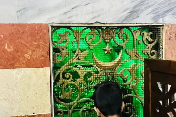 İbrahimî Camii'nde bir çocuk, Hz. İshak'ın makamını izliyor (Şarku'l Avsat)