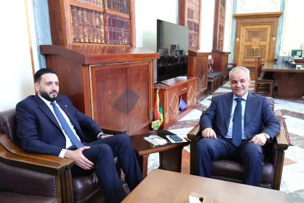 محافظ مصرف ليبيا المركزي ناجي عيسى خلال لقاء مع وزير الاقتصاد والتجارة سهيل أبو شيحة في طرابلس الأحد الماضي (المصرف المركزي)