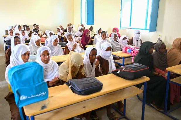 من داخل أحد الصفوف بمدرسة «الوحدة» في بورتسودان (أ.ف.ب)