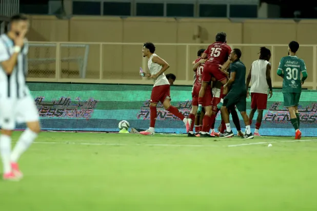 لاعبو الخلود يحتفلون بالهدف الثاني أمام الشباب (تصوير: مشعل القدير)
