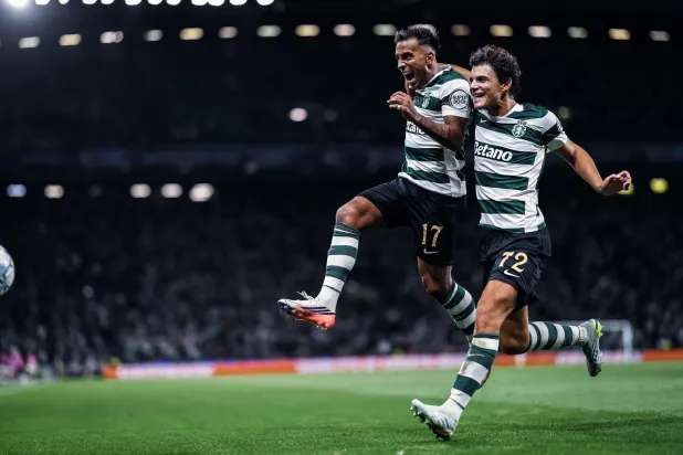 لاعب سبورتنغ رودريغو زالازار "يسار" يحتفل بتسجيل الهدف الثالث لفريقه (د.ب.أ)