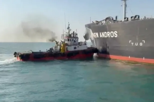 Irak kara sularında dün bir İHA’nın hedefi olan "New Andros" adlı petrol tankerinde söndürme çalışmaları, (Reuters)