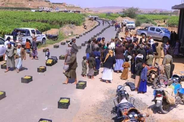 قوافل يقدمها المزارعون اليمنيون تحت الإكراه لمصلحة الحوثيين (فيسبوك)