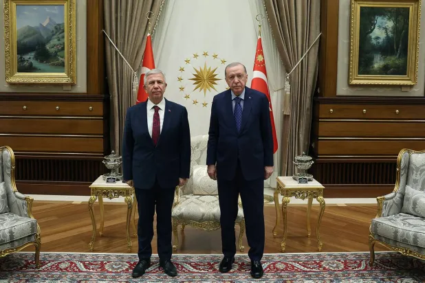 الرئيس التركي رجب طيب إردوغان خلال استقباله رئيس بلدية أنقرة منصور ياواش الثلاثاء (الرئاسة التركية)