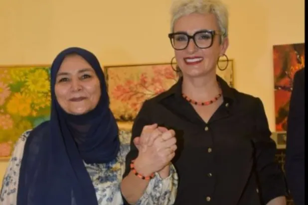الفنانتان السعودية والبوسنية في افتتاح المعرض بالقاهرة (الشرق الأوسط)
