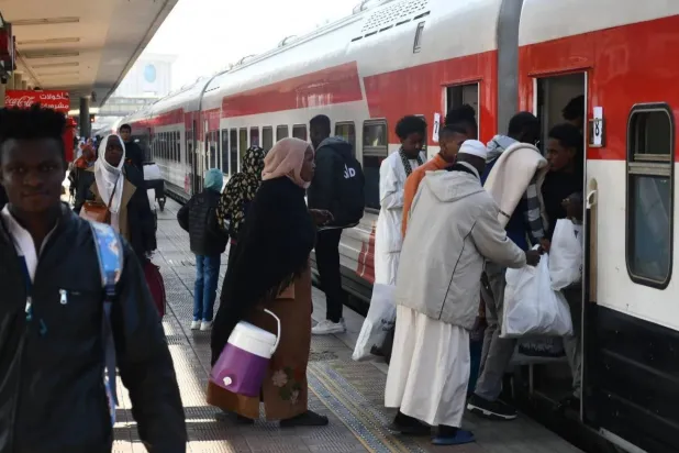 سودانيون عائدون إلى وطنهم يستقلون القطار من «محطة رمسيس» بالقاهرة (أرشيفية - مجلس الوزراء المصري)