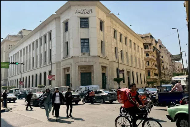 صورة لمقر البنك المركزي المصري بوسط القاهرة (الشرق الأوسط)