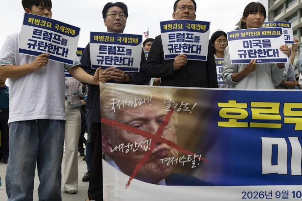 Members of the CandleAct union carry placards and shout slogans during a rally near the US embassy in Seoul, South Korea, 10 September 2026. Protesters gathered to oppose a potential deployment of South Korean troops to the Strait of Hormuz.  EPA/JEON HEON-KYUN
