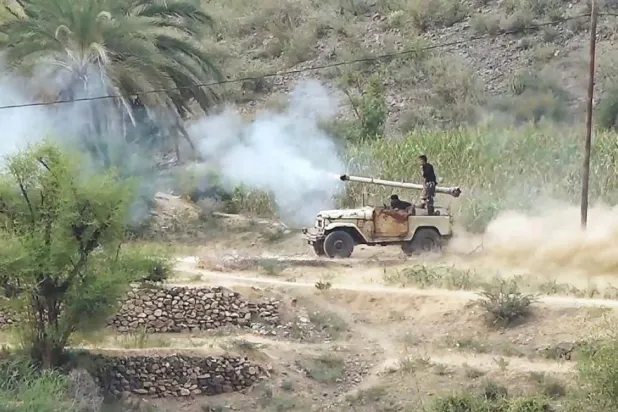 جنود في الجيش اليمني يضربون بالمدفعية مواقع الحوثيين غربي تعز (أ.ف.ب)