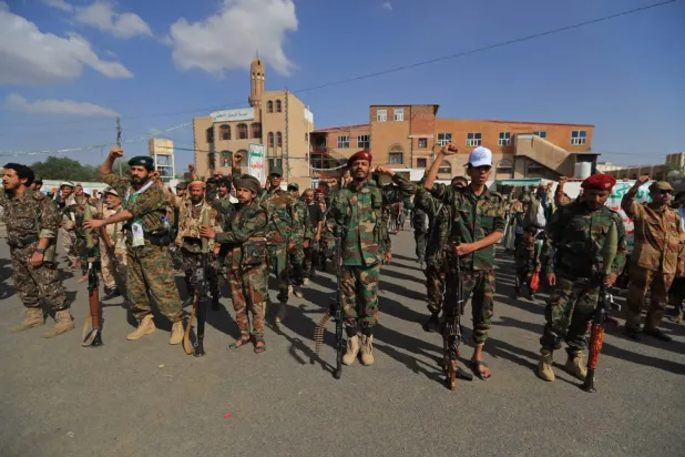 Husiler, Yemen'in batı sahilindeki çatışmalara katılmak üzere on binlerce savaşçıyı bölgeye sevk etti. (AFP)