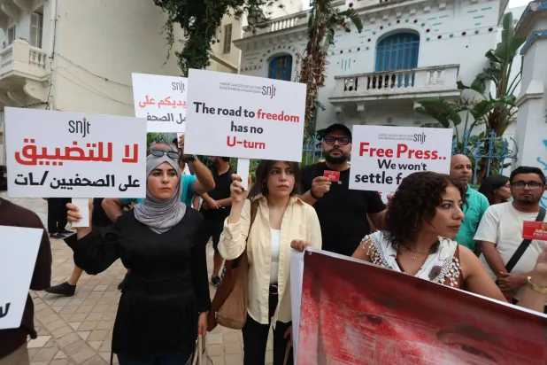 من مظاهرة نظمها صحافيون وسط العاصمة للمطالبة بإطلاق سراح الصحافيين المعتقلين (إ.ب.أ)