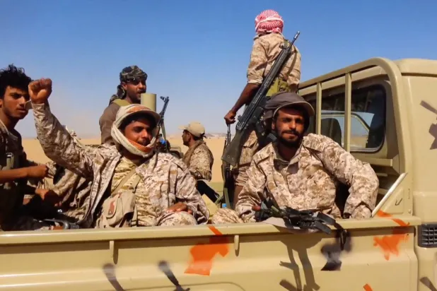 جنود من قوات الجيش اليمني في جبهات محافظة الجوف (رويترز)