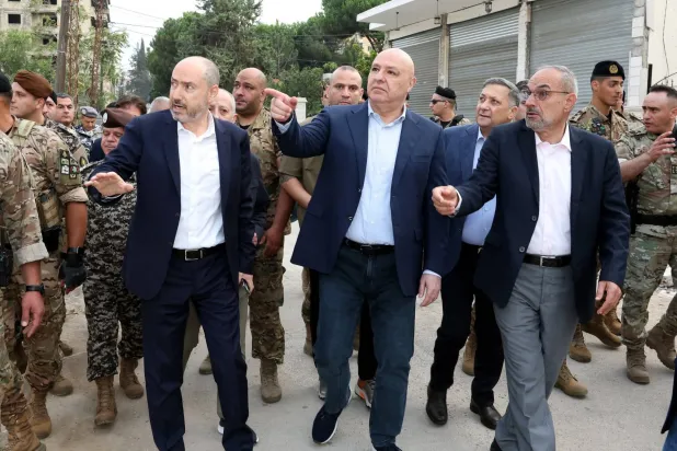 الرئيس اللبناني جوزيف عون يتجول في سوق النبطية الذي تعرض لتدمير إسرائيلي خلال الحرب الاخيرة خلال زيارته إلى جنوب لبنان (الرئاسة اللبنانية)