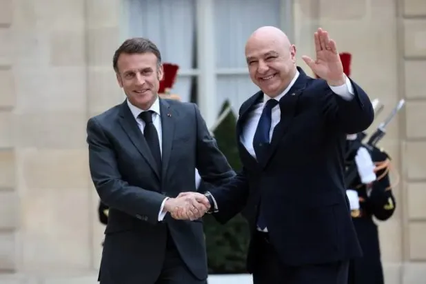 الرئيس الفرنسي إيمانويل ماكرون يستقبل الرئيس اللبناني جوزيف عون على مدخل «الإليزيه» خلال زيارة سابقة (أرشيفية - رويترز)
