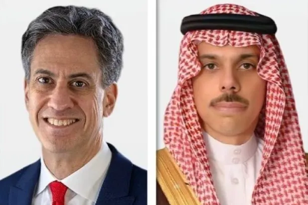 الأمير فيصل بن فرحان وزير الخارجية السعودي ونظيره البريطاني إد ميليباند (الشرق الأوسط)