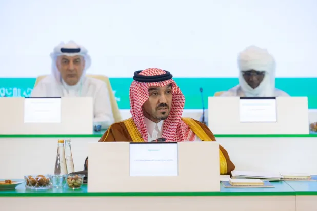 الأمير عبد العزيز الفيصل خلال الاجتماع (الشرق الأوسط)