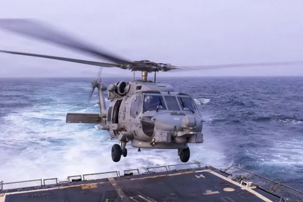 CENTCOM’un bölgede “Rafael Peralta” uçak gemisinden havalanan ABD helikopterine ait paylaştığı fotoğraf. (CENTCOM)