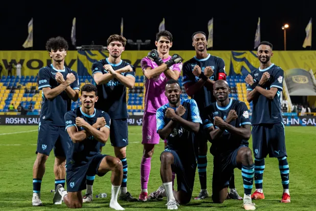 محزري يحتفل مع رفاقه في خط الدفاع بالشباك النظيفة (نادي الهلال)