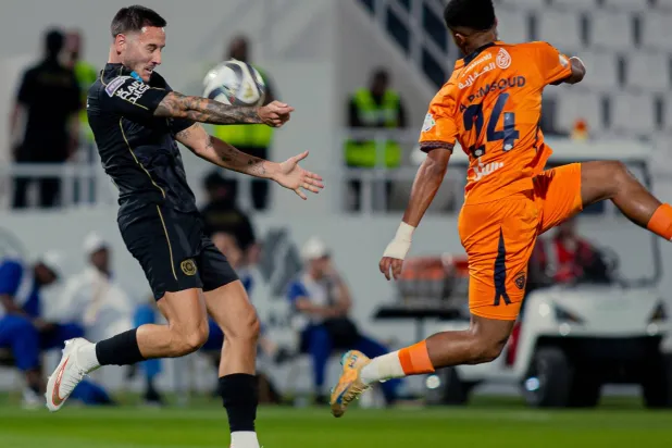 براونهيل لاعب الشباب خلال المباراة أمام الفيحاء (موقع نادي الشباب)
