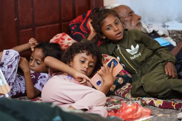 نازحون يمنيون في مأوى مؤقت في عدن بعد فرارهم من هجمات الحوثيين في مدينتي الخوخة والمخا (ا.ب)