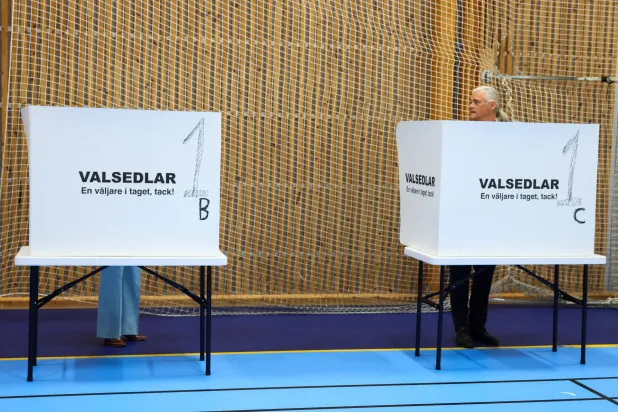  Opposition leader and Sweden's Social Democratic Party leader, Magdalena Andersson, and her husband, Richard Friberg, vote during the general election in Nacka, near Stockholm, Sweden, September 13, 2026. (Reuters)