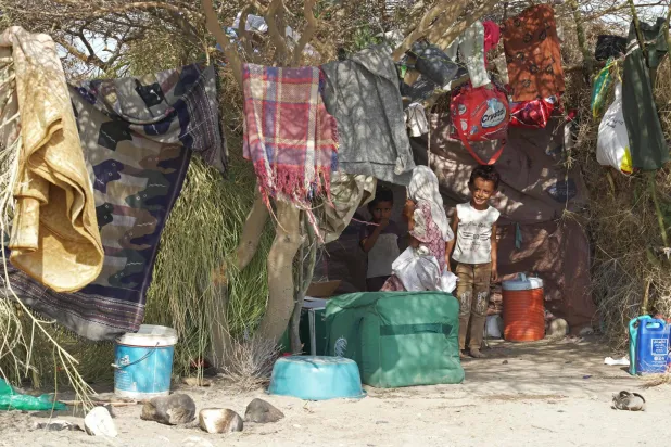 أطفالٌ من عائلات يمنية نازحة فرّت من منازلها جراء تصعيد الحوثيين العسكري (أ.ف.ب)