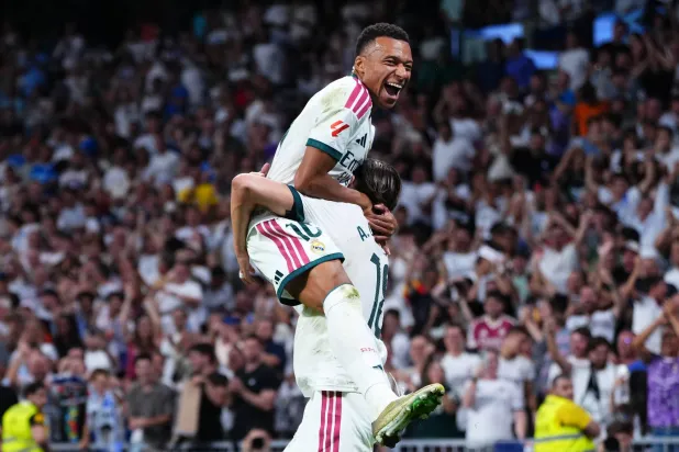 لاعبو ريال مدريد يشيدون بالمستوى الذي قدمه الفريق خلال الفوز على رايو فايكانو (أ.ب)