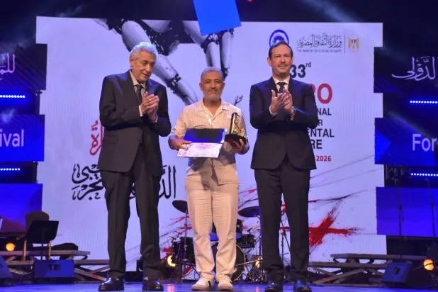 المخرج التونسي يتسلَّم جائزة أفضل مخرج بحفل ختام «مهرجان القاهرة الدولي للمسرح التجريبي» (إدارة المهرجان)