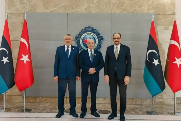 رئيس جهاز الاستخبارات التركي إبراهيم قالن في تركيا مع رئيسي مجلسي «النواب» و«الدولة» عقيلة صالح ومحمد تكالة الخميس (المركز الإعلامي لصالح)