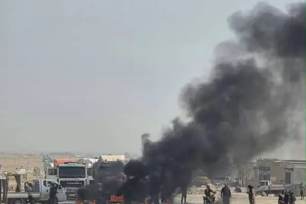 محتجون بريف الحسكة قطعوا طريق M4 أمام صهاريج نقل النفط الخام احتجاجاً على رفع أسعار المحروقات في سوريا (مواقع تواصل)