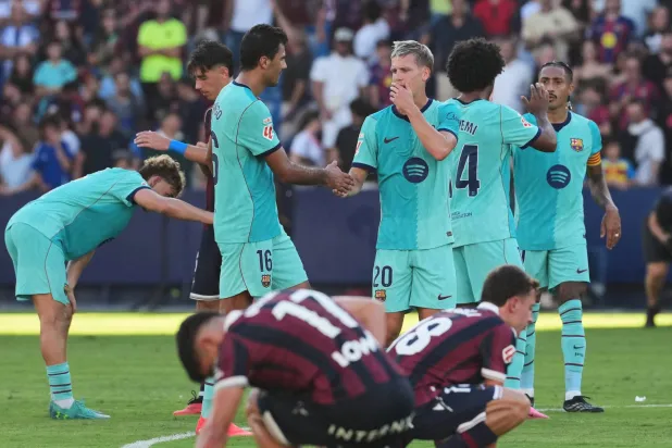 فرحة لاعبي برشلونة وحسرة لاعبي ليفانتي (أ.ب)