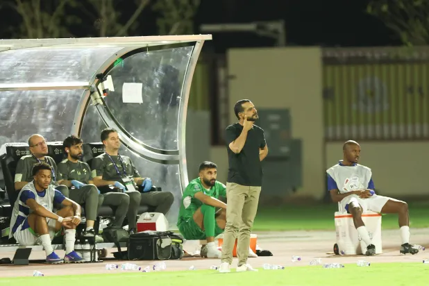 العطوي يراقب أداء لاعبيه خلال المواجهة (تصوير: عدنان مهدلي)