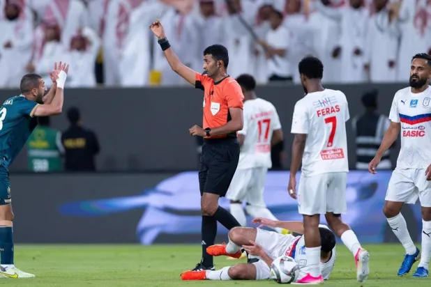 عبد الإله المالكي لاعب الدرعية يعترض على أحد قرارات حكم المباراة (واس)