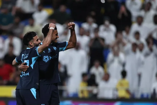 واتكينز لاعب الهلال يحتفل مع مندش بعد هدفه في التعاون (تصوير: سعد العنزي)