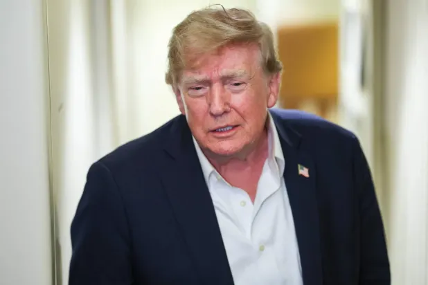 Trump, İrlanda dönüşünde Air Force One uçağında gazetecilere açıklamalarda bulunuyor (AFP)