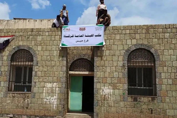 مقار جديدة افتتحها الحوثيون لمؤسسات الجباية التابعة لهم في مديريتَي حيس والمخا (إكس)