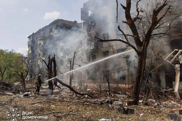 In this photo provided by the Ukrainian Emergency Service, firefighters put out a fire following a Russian air attack in Kramatorsk, Ukraine, Monday, Sept. 14, 2026. (Ukrainian Emergency Service via AP) 
