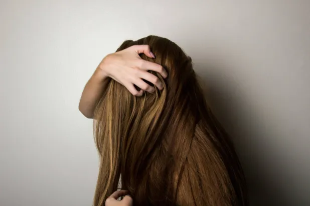 عندما تنخفض مستويات الحديد قد يتأثر إمداد بصيلات الشعر بالأكسجين (بيكسلز)