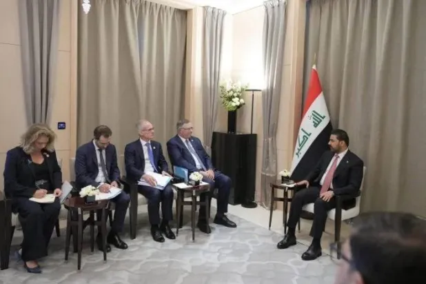 الزيدي يناقش مع رئيس شركة توتال إنرجيز باتريك بوينيه والوفد المرافق له مشاريع الشركة في العراق (إكس)