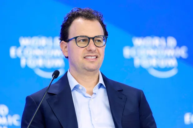 داريو أمودي الرئيس التنفيذي لشركة «أنثروبيك» خلال جلسة سابقة ضمن «المنتدى الاقتصادي العالمي» في دافوس (أ.ب)