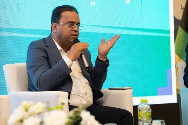 وزير العمل بحكومة «الوحدة» الليبية علي العابد في جلسة حوارية بطرابلس أغسطس الماضي (صفحة الوزارة)