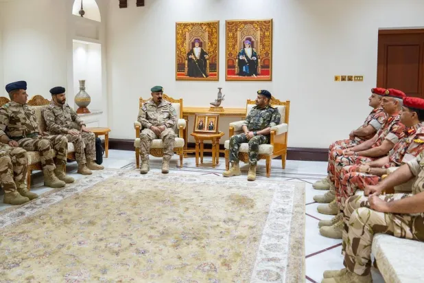 الفريق الركن بحري عبد الله الرئيسي خلال استقباله اللواء الطيار الركن محمد المغيدي في مسقط (واس)